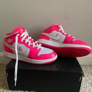Air Jordan 1 Mid (GS) Hyper Pink